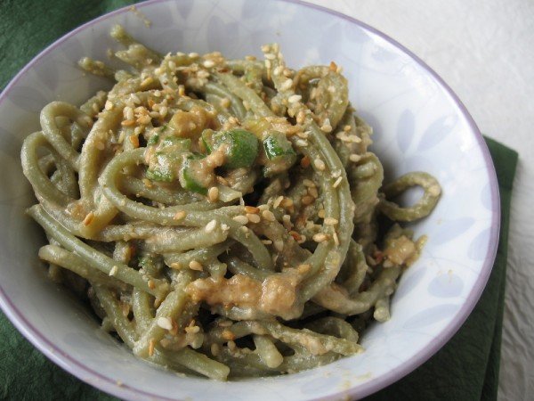 Algás spagetti tahini öntettel